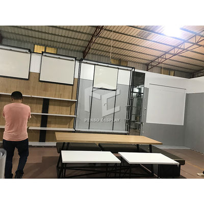 La ropa del color oro exhibe el material de acero inoxidable de la madera contrachapada de los muebles de la tienda